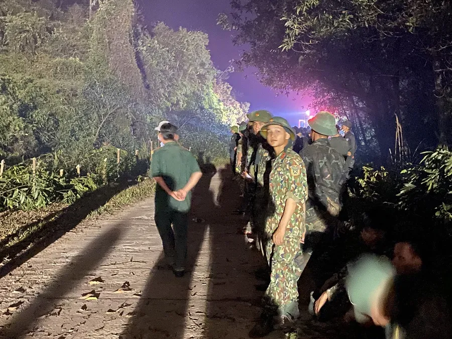 Huy động gần 1.000 người dập lửa rừng thông cháy gần kho K890 Cục Quân Khí ảnh 3 Huy động gần 1.000 người dập lửa rừng thông cháy gần kho K890 Cục Quân Khí ảnh 3