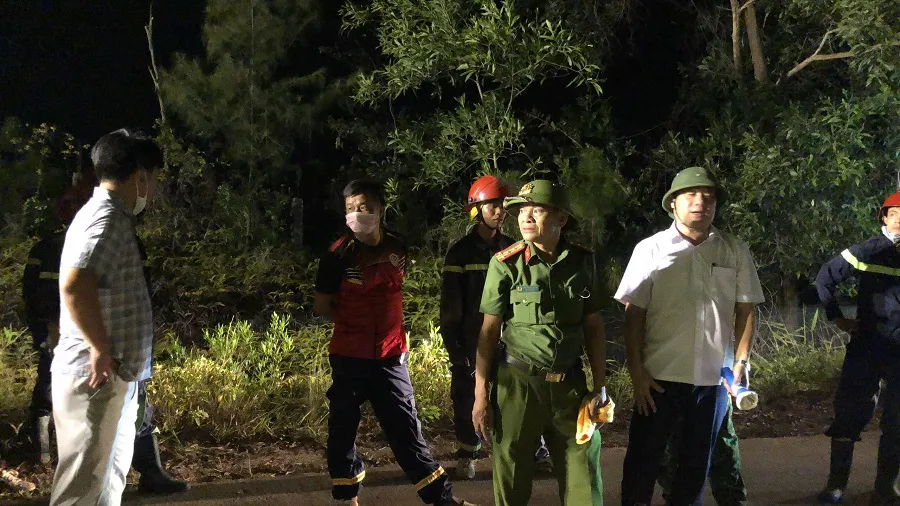 Huy động gần 1.000 người dập lửa rừng thông cháy gần kho K890 Cục Quân Khí ảnh 9 Huy động gần 1.000 người dập lửa rừng thông cháy gần kho K890 Cục Quân Khí ảnh 9