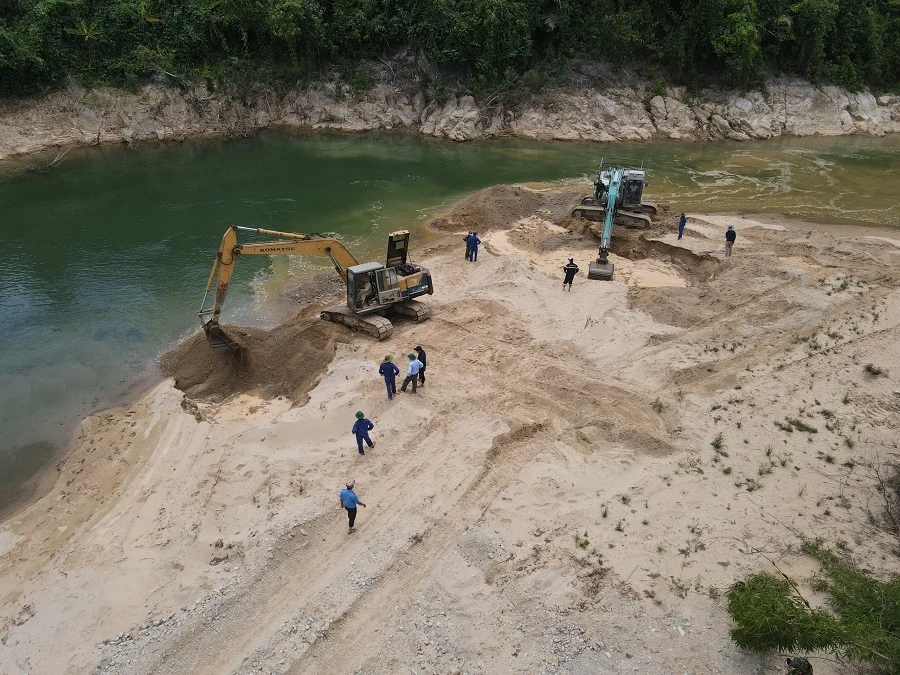 Nỗ lực tìm kiếm các nạn nhân tại bãi bồi khu vực Ngã 3 Tam Dần. Ảnh: QUANG ĐẠO