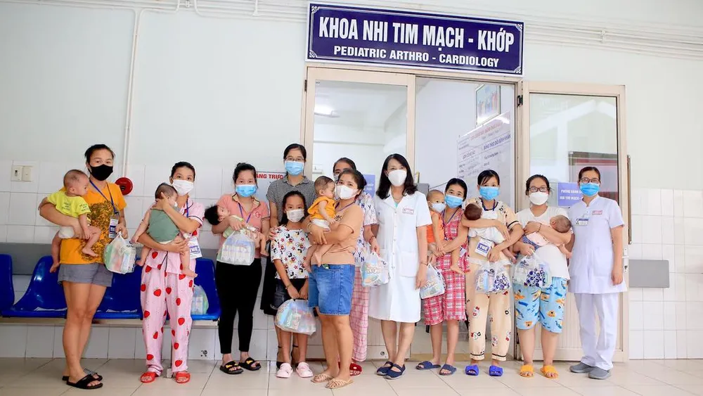 Tết Trung thu đặc biệt ở Bệnh viện Trung ương Huế ảnh 8 Tết Trung thu đặc biệt ở Bệnh viện Trung ương Huế ảnh 8
