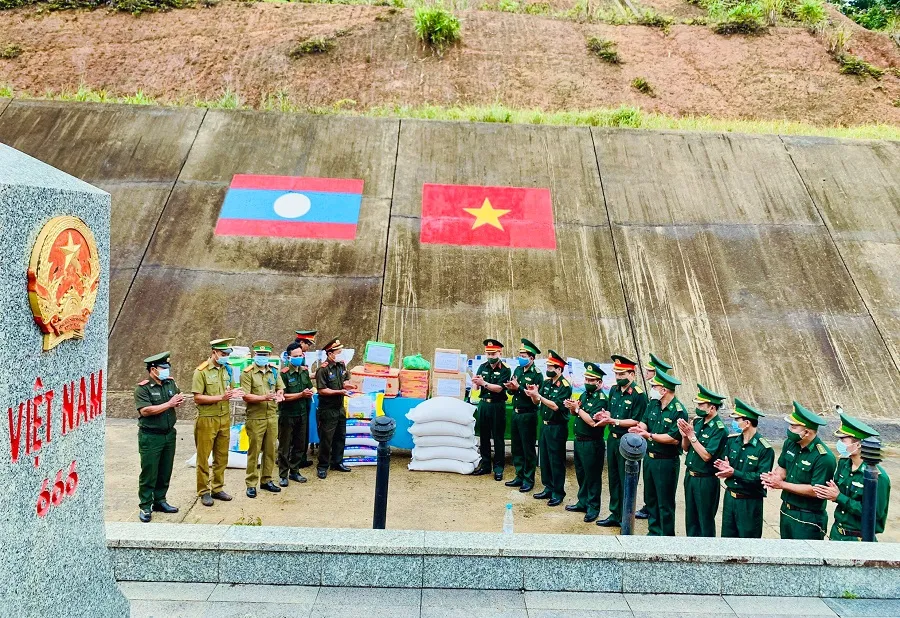 Tặng lương thực và vật tư y tế cho lực lượng vũ trang Lào ảnh 1