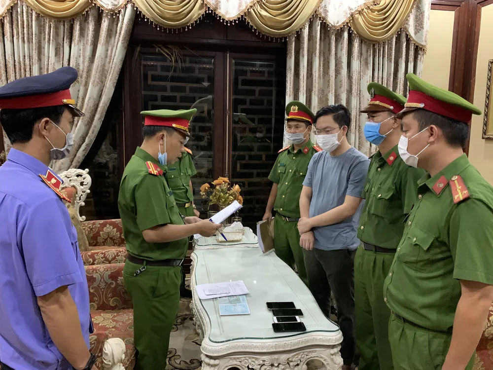 Cơ quan chức năng đọc lệnh khởi tố, bắt tạm giam Tống Phước Hoàng Hưng