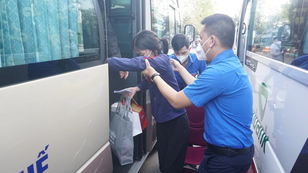 Bệnh viện Trung ương Huế đưa bệnh nhân về quê đón tết ảnh 2 Bệnh viện Trung ương Huế đưa bệnh nhân về quê đón tết ảnh 2