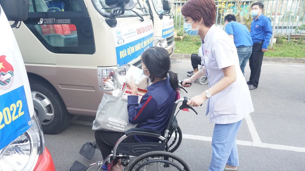 Bệnh viện Trung ương Huế đưa bệnh nhân về quê đón tết ảnh 3 Bệnh viện Trung ương Huế đưa bệnh nhân về quê đón tết ảnh 3