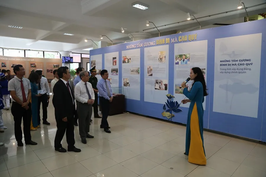Khai mạc triển lãm “Những tấm gương bình dị mà cao quý” tại Huế ảnh 2 Khai mạc triển lãm “Những tấm gương bình dị mà cao quý” tại Huế ảnh 2