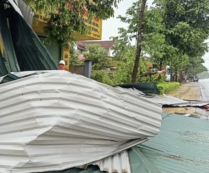 Mưa dông, lốc xoáy ở Thừa Thiên - Huế  khiến cây cối ngã đổ, hàng chục căn nhà tốc mái ảnh 6