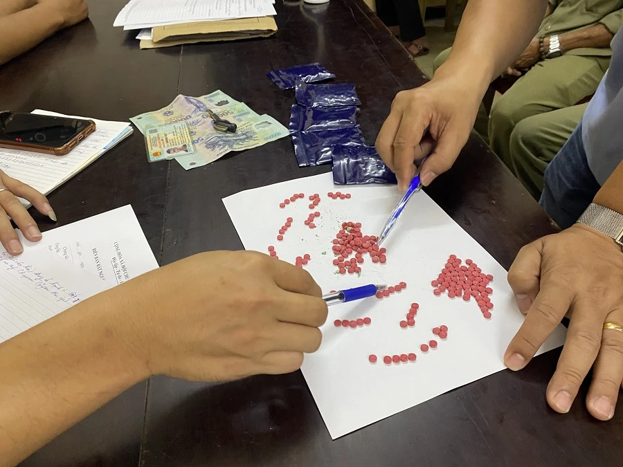Bắt đối tượng tàng trữ gần 1000 viên ma tuý tổng hợp ảnh 1 Bắt đối tượng tàng trữ gần 1000 viên ma tuý tổng hợp ảnh 1