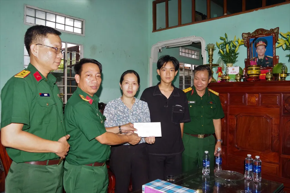 Tri ân 13 liệt sĩ hy sinh khi làm nhiệm vụ cứu nạn tại khu vực sạt lở Thủy điện Rào Trăng 3 ảnh 3