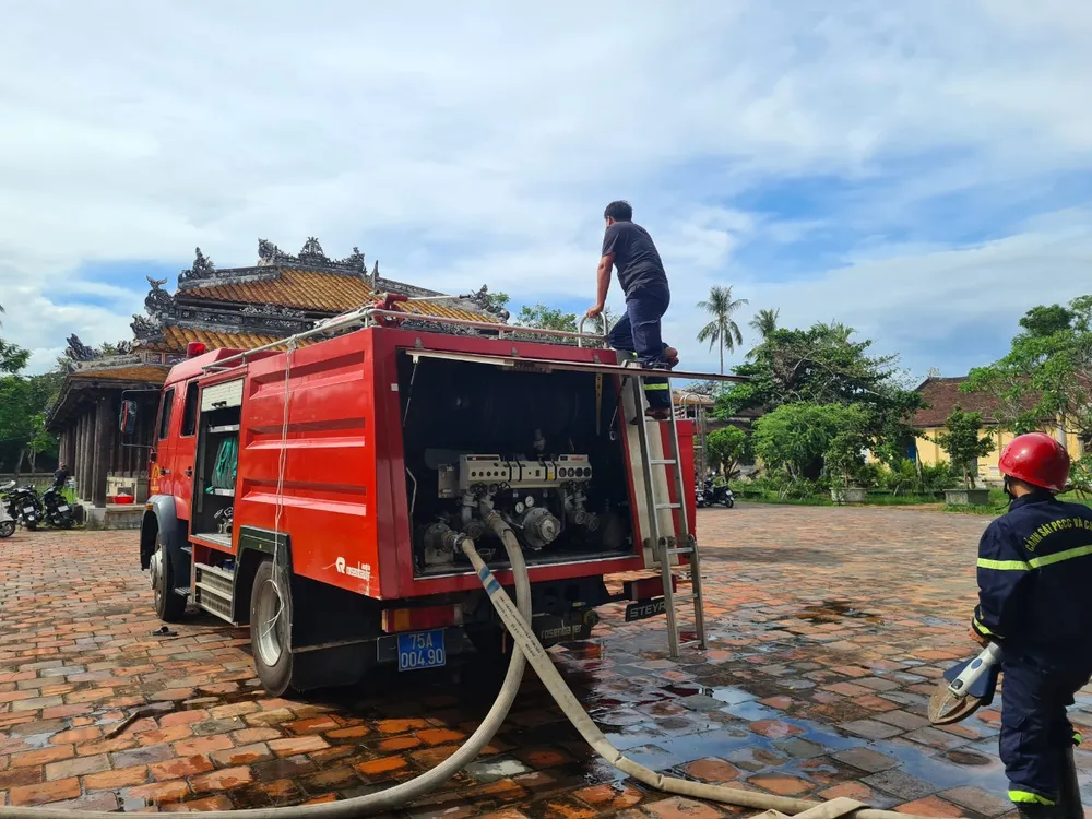 Cháy tòa nhà trong khuôn viên di tích Quốc Tử Giám triều Nguyễn ảnh 2 Cháy tòa nhà trong khuôn viên di tích Quốc Tử Giám triều Nguyễn ảnh 2