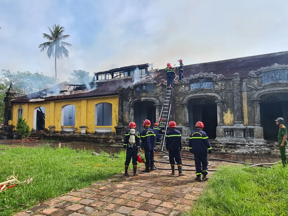 Cháy tòa nhà trong khuôn viên di tích Quốc Tử Giám triều Nguyễn ảnh 1 Cháy tòa nhà trong khuôn viên di tích Quốc Tử Giám triều Nguyễn ảnh 1