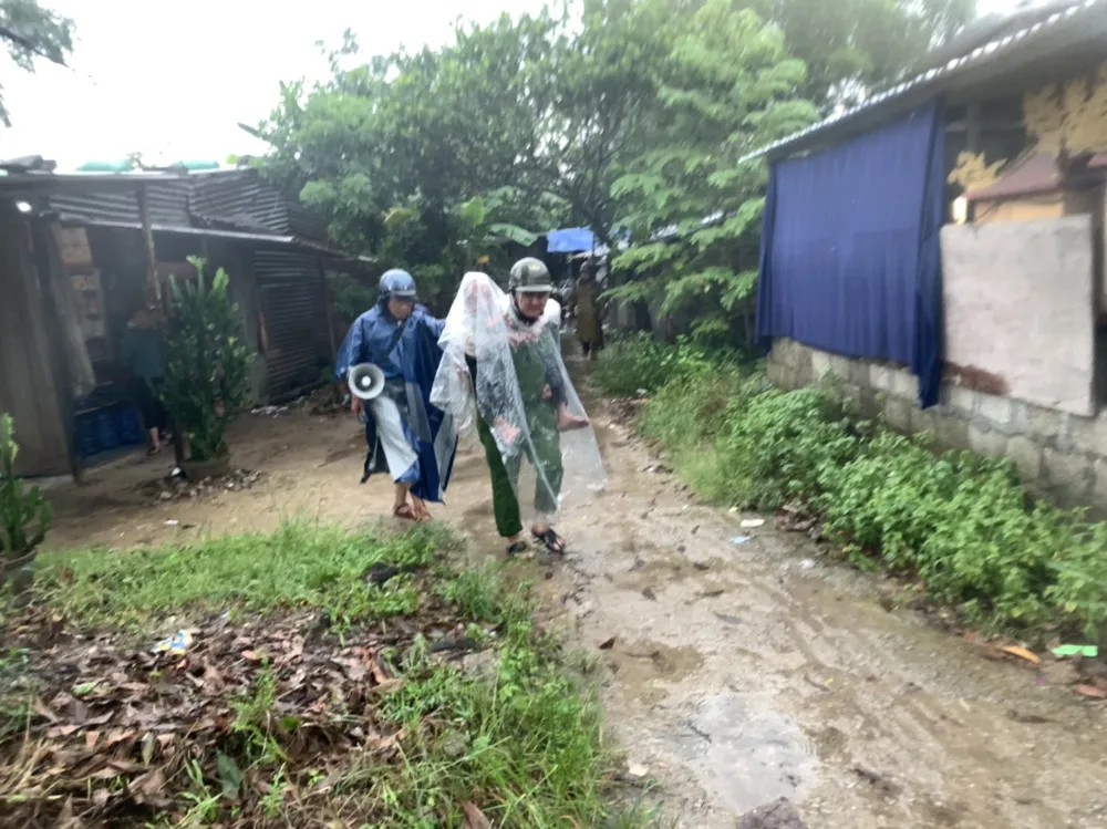 Thừa Thiên - Huế: Đội mưa, cõng dân đi tránh bão ảnh 3