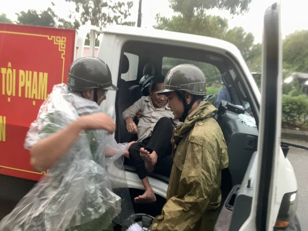 Thừa Thiên - Huế: Đội mưa, cõng dân đi tránh bão ảnh 4