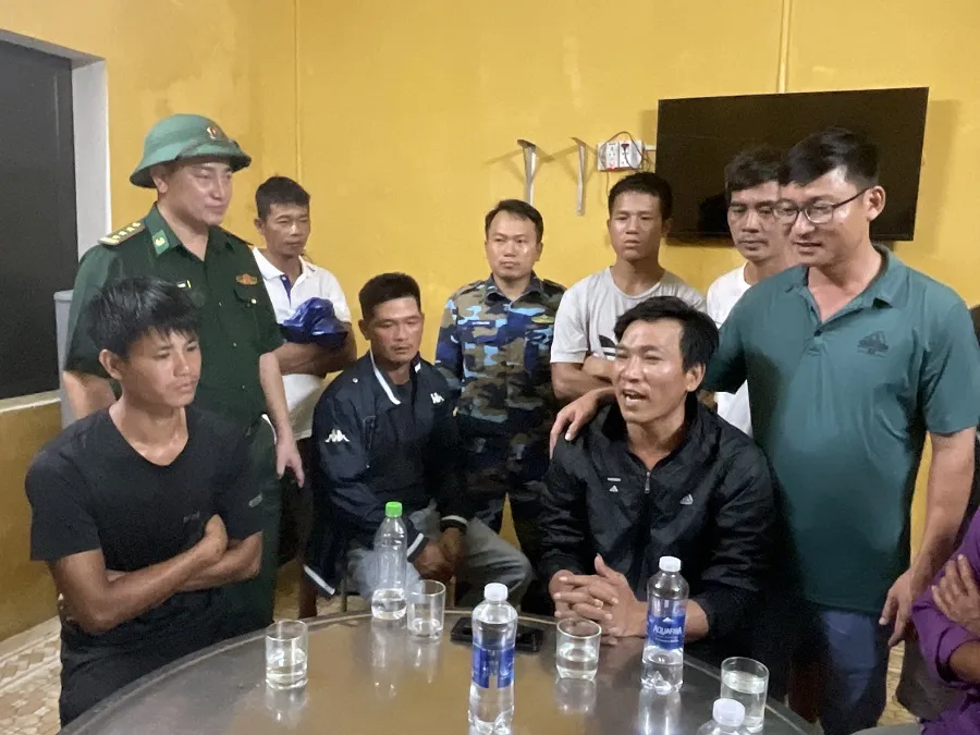 Xuyên đêm cứu 9 ngư dân bị nạn trên vùng biển Thừa Thiên - Huế ảnh 2 Xuyên đêm cứu 9 ngư dân bị nạn trên vùng biển Thừa Thiên - Huế ảnh 2