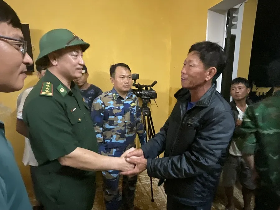 Xuyên đêm cứu 9 ngư dân bị nạn trên vùng biển Thừa Thiên - Huế ảnh 1 Xuyên đêm cứu 9 ngư dân bị nạn trên vùng biển Thừa Thiên - Huế ảnh 1