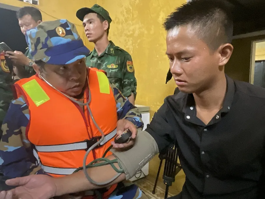 Xuyên đêm cứu 9 ngư dân bị nạn trên vùng biển Thừa Thiên - Huế ảnh 3 Xuyên đêm cứu 9 ngư dân bị nạn trên vùng biển Thừa Thiên - Huế ảnh 3