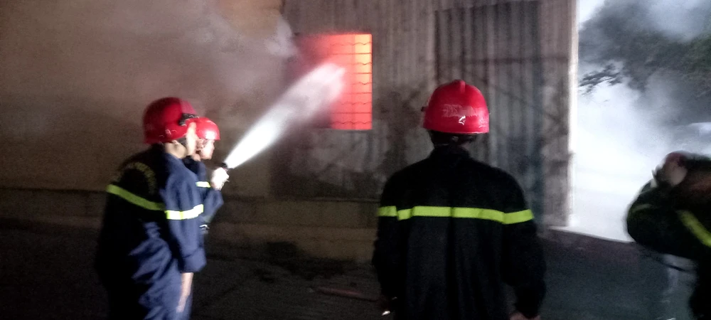 Cháy lớn tại cửa hàng điện máy ở Huế lúc rạng sáng ảnh 3 Cháy lớn tại cửa hàng điện máy ở Huế lúc rạng sáng ảnh 3