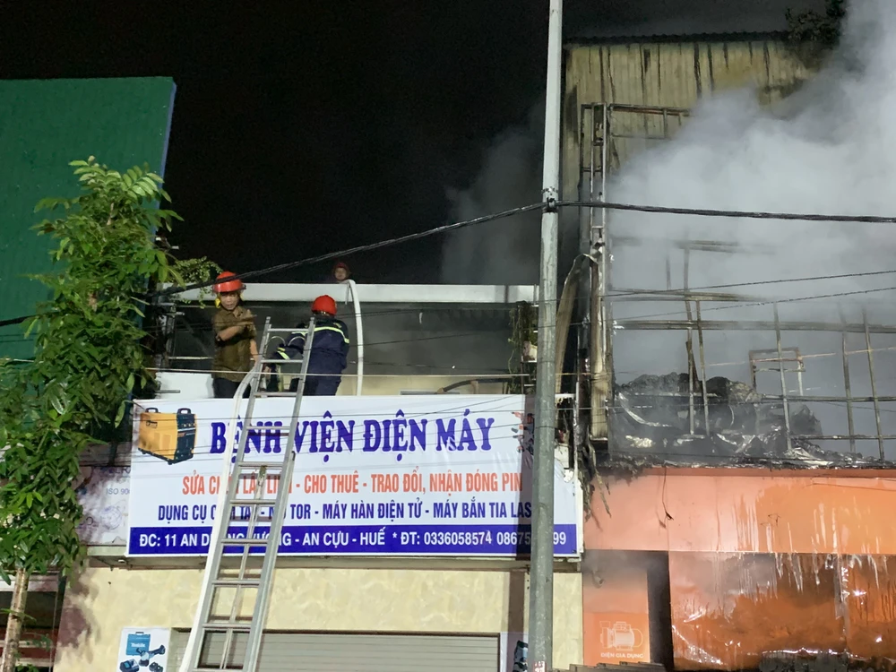 Cháy lớn tại cửa hàng điện máy ở Huế lúc rạng sáng ảnh 2 Cháy lớn tại cửa hàng điện máy ở Huế lúc rạng sáng ảnh 2