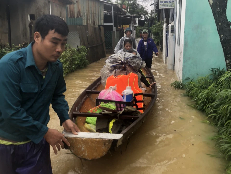 Hỗ trợ thai phụ chuyển dạ thành công trong ngày mưa lũ