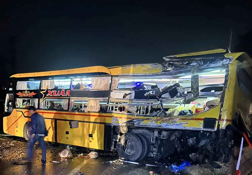 Tai nạn thảm khốc trên cao tốc Cam Lộ - La Sơn (Huế), 2 người chết, 13 người bị thương ảnh 3 Tai nạn thảm khốc trên cao tốc Cam Lộ - La Sơn (Huế), 2 người chết, 13 người bị thương ảnh 3