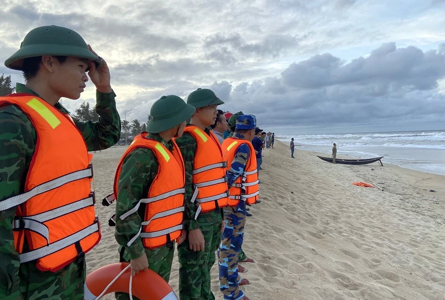 Huy động lực lượng tìm kiếm sinh viên bị sóng biển cuốn trôi tại Huế ảnh 2 Huy động lực lượng tìm kiếm sinh viên bị sóng biển cuốn trôi tại Huế ảnh 2