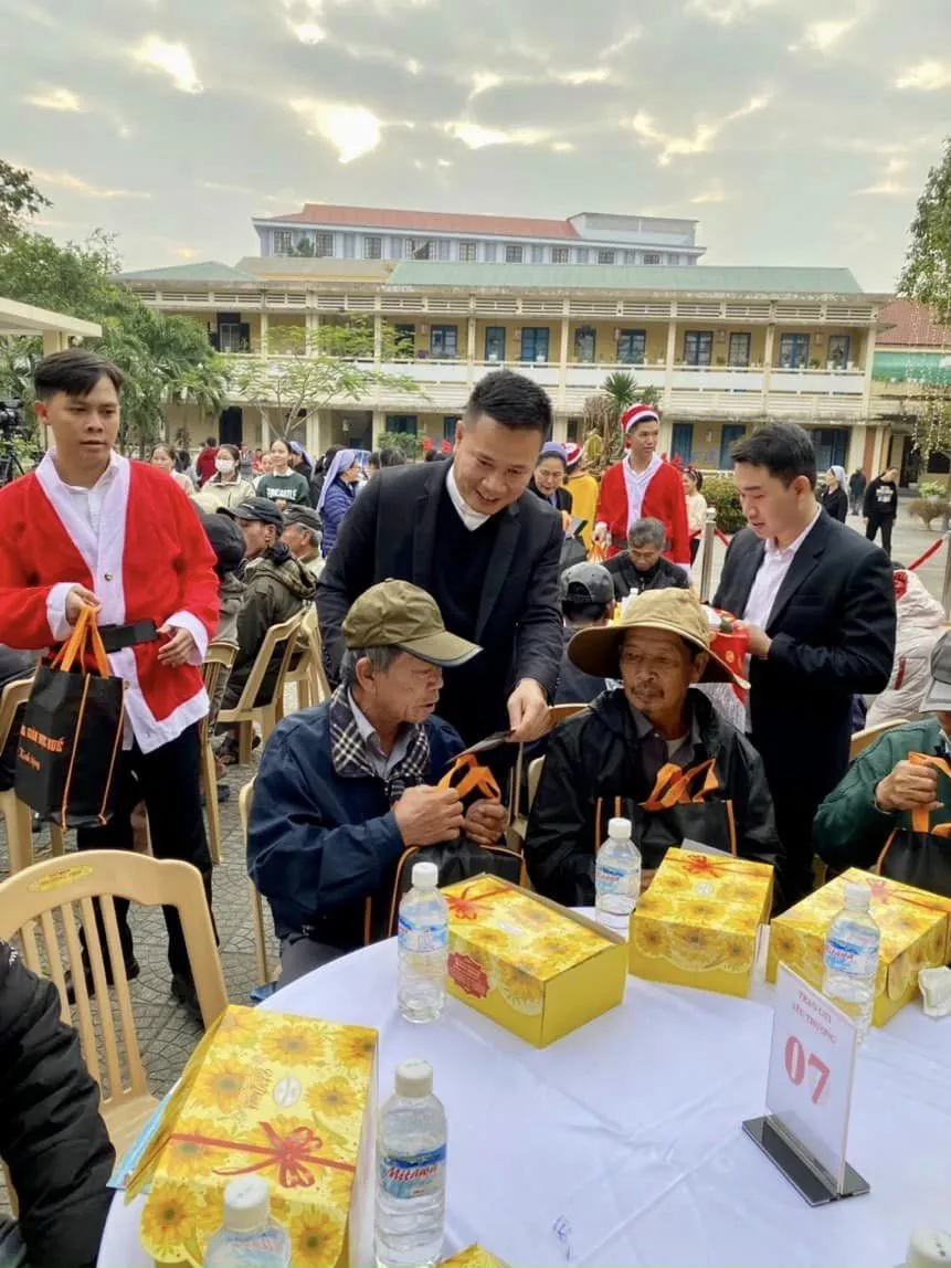 Tặng quà Giáng sinh tại Tòa Tổng Giám mục Huế