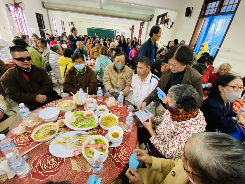 Giáo xứ Chính tòa Phủ Cam tổ chức buổi tiệc Giáng sinh dành cho các hoàn cảnh khó khăn không phân biệt tôn giáo