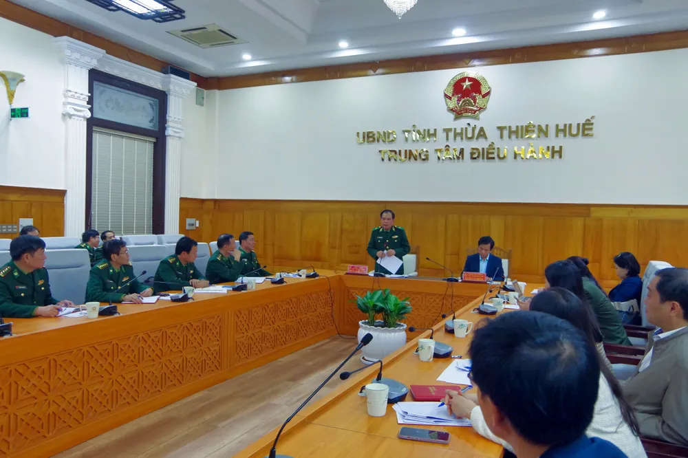 Thiếu tướng Phùng Quốc Tuấn làm việc với UBND tỉnh Thừa Thiên - Huế về kế hoạch tổ chức chương trình “Xuân Biên phòng - Ấm lòng dân bản”. Ảnh: VÕ TIẾN