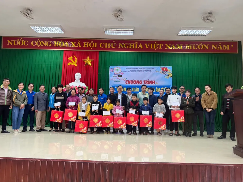 Chương trình Trẻ em vui xuân, người già ấm Tết tặng quà tại huyện Phong Điền