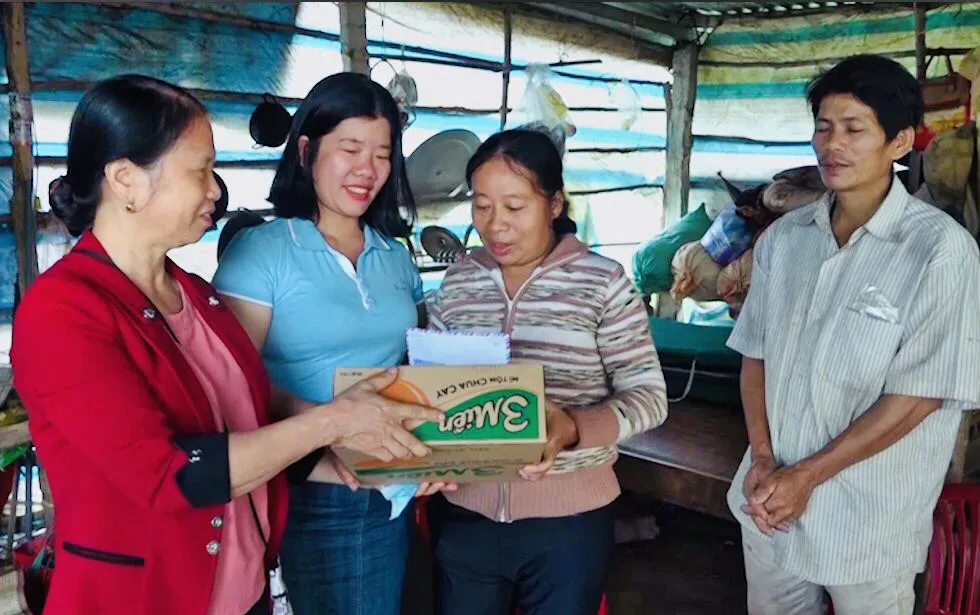 Chị Hồng Phúc tặng quà đến người nghèo