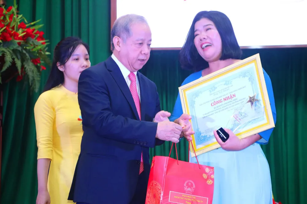 Ông Phan Ngọc Thọ, Phó Bí thư Thường trực Tỉnh ủy Thừa Thiên - Huế trao danh hiệu &quot;Phụ nữ tiêu biểu vì cộng động năm 2022&quot; tặng chị Hồng Phúc