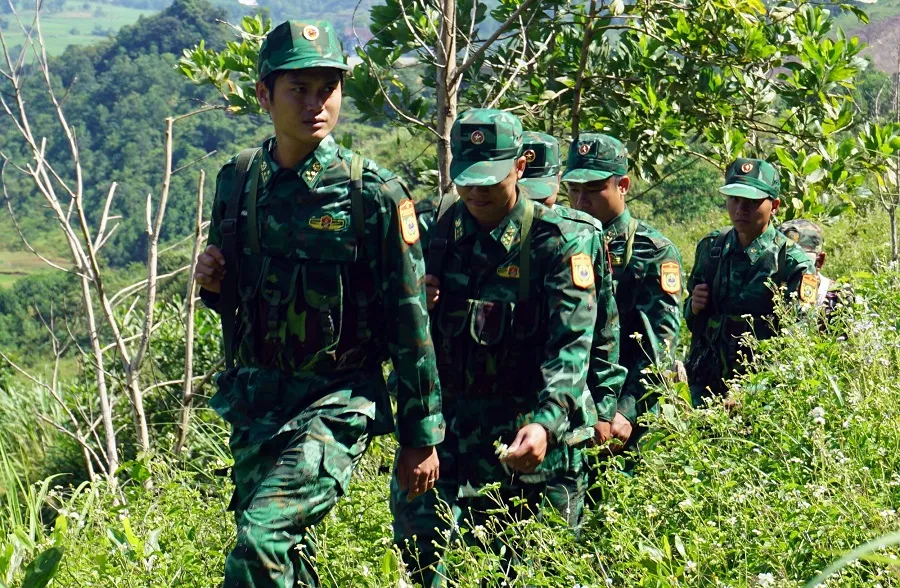 Đường tuần tra vượt qua đồi núi cao cheo leo