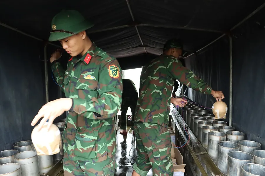 Đưa pháo vào nòng súng