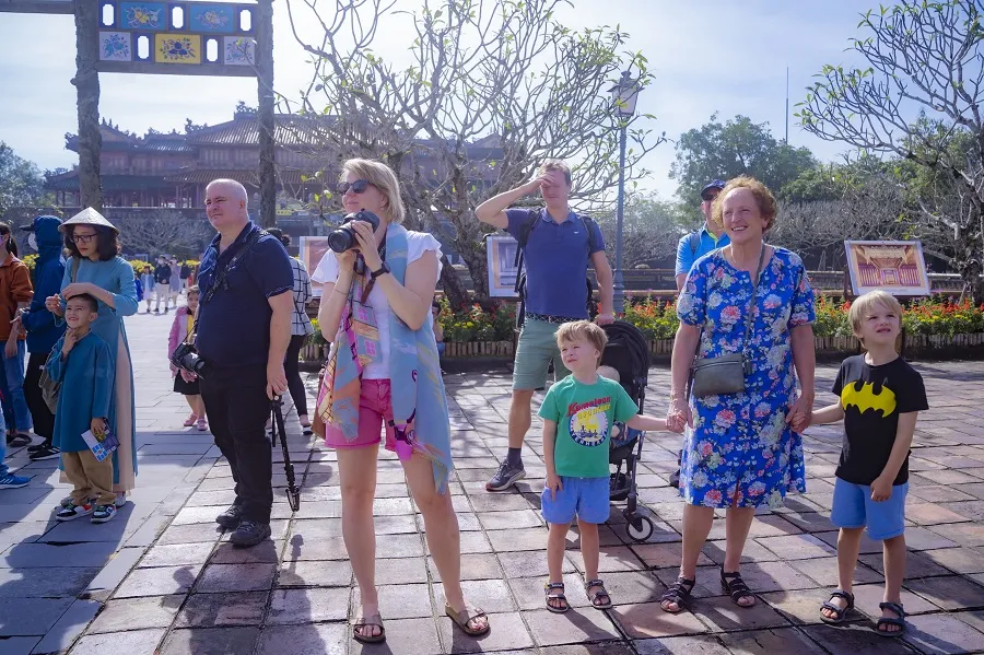 Đông đảo người dân và du khách tham quan Đại nội Huế vào sáng mùng 1 Tết Quý Mão