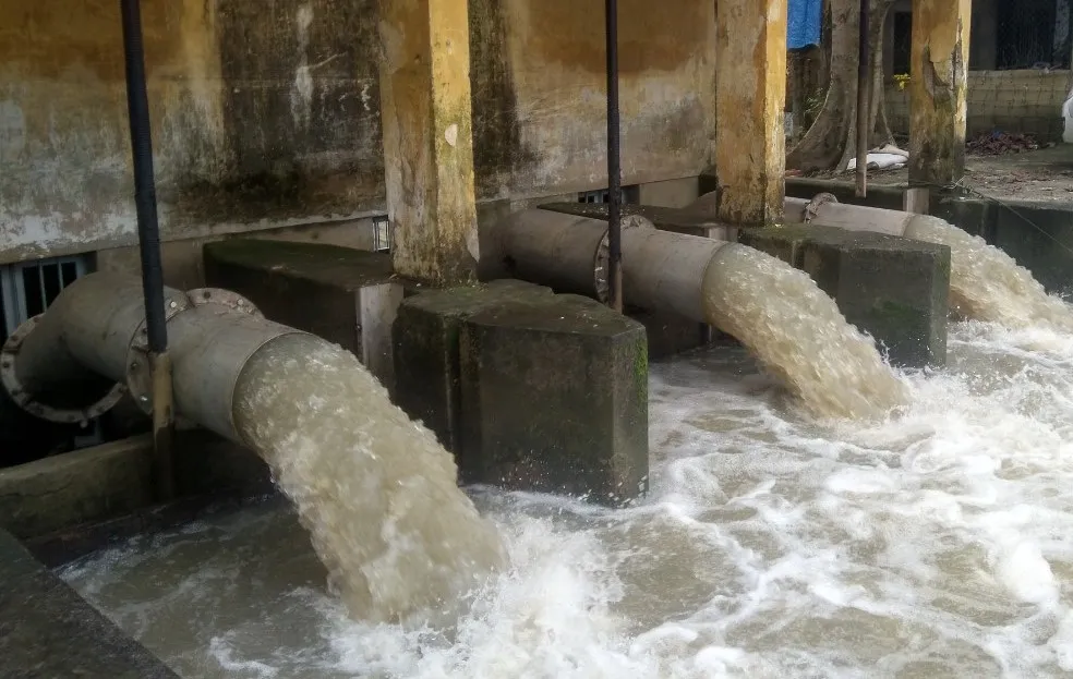 Các trạm bơm tại Thừa Thiên - Huế đang hoạt động hết công suất để đấu úng cứu 4.500ha lúa đông xuân mới xuống giống bị ngập úng