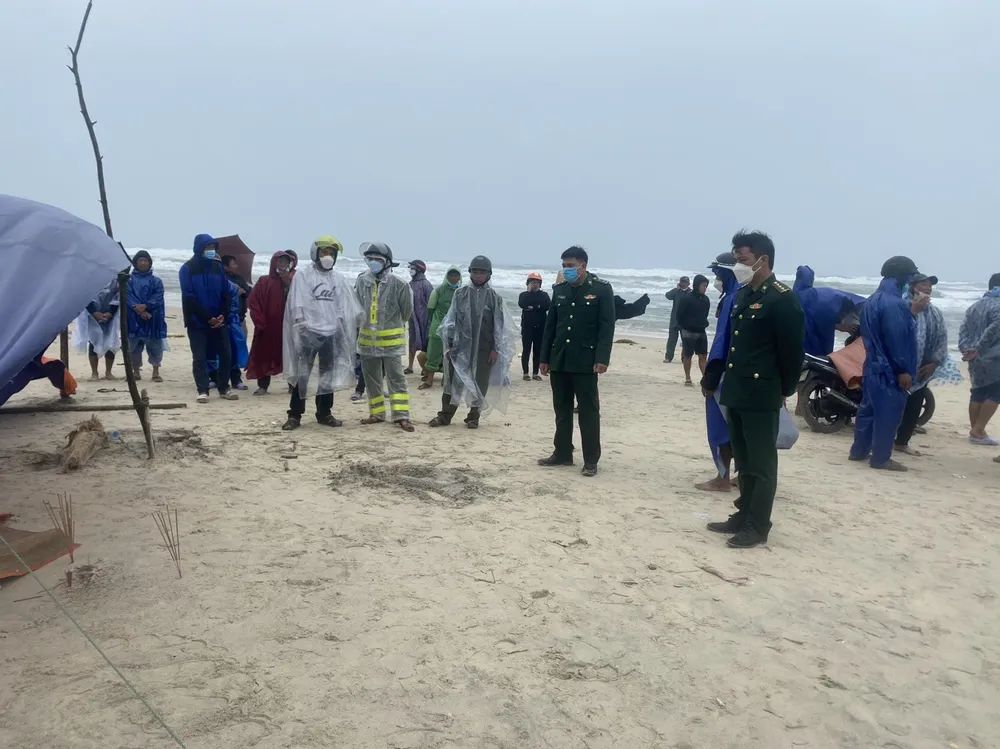 Cơ quan chức năng trục vớt thi thể nạn nhân Nguyễn Văn S Cơ quan chức năng trục vớt thi thể nạn nhân Nguyễn Văn S