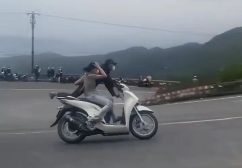 Đôi nam nữ vi phạm nghiêm trọng Luật Giao thông đường bộ Đôi nam nữ vi phạm nghiêm trọng Luật Giao thông đường bộ