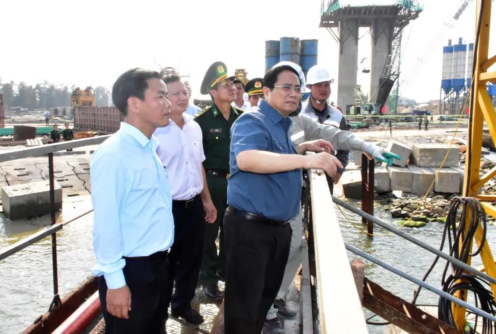 Thủ tướng kiểm tra tiến độ xây dựng cầu qua cửa biển Thuận An và dự án tuyến đường bộ ven biển qua Thừa Thiên - Huế, tặng quà các đơn vị thi công Thủ tướng kiểm tra tiến độ xây dựng cầu qua cửa biển Thuận An và dự án tuyến đường bộ ven biển qua Thừa Thiên - Huế, tặng quà các đơn vị thi công