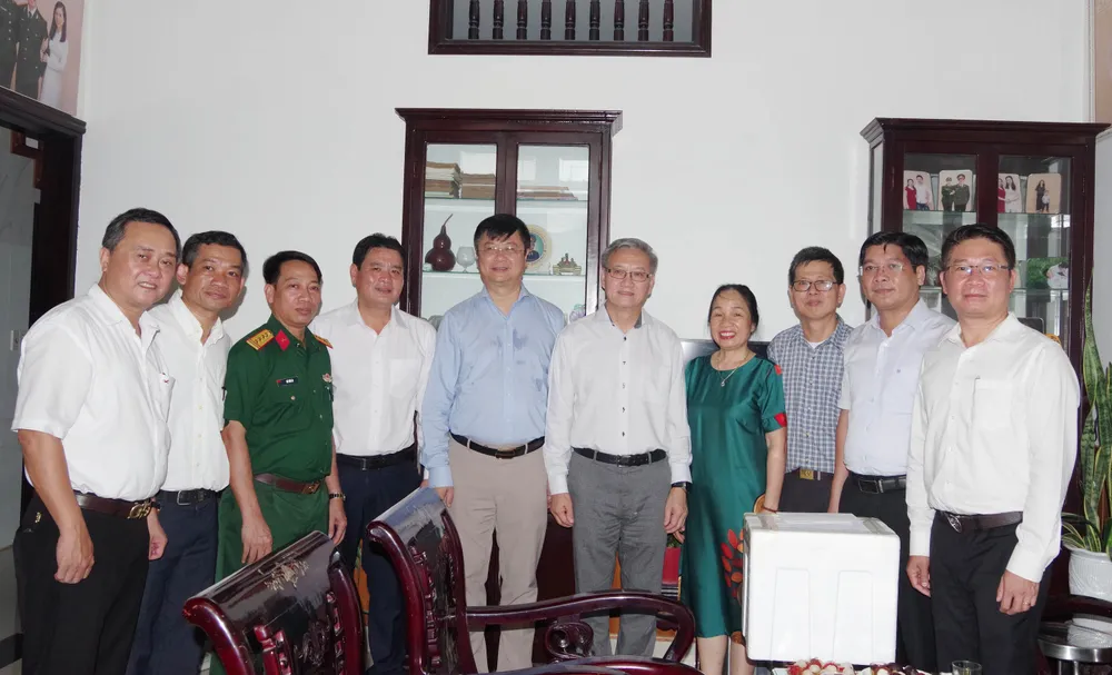 Đồng chí Thoongsavanh Phomvihane (thứ 5 từ trái qua phải) thăm, tặng quà cựu chiến binh Trương Quang Long, hiện trú tại phường Tây Lộc, TP Huế