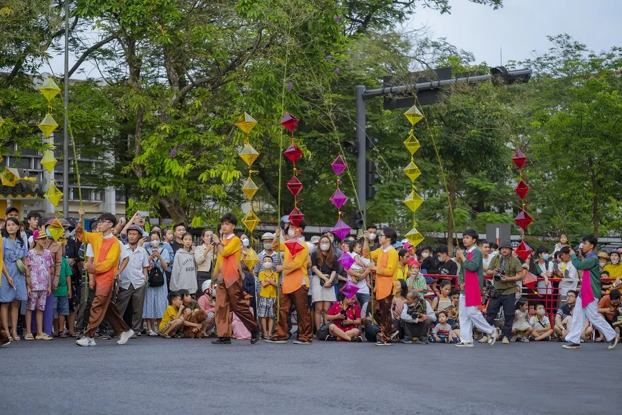 Lễ hội quảng diễn đường phố Festival nghề truyền thống Huế 2023 &quot;mê hoặc&quot; người dân và du khách