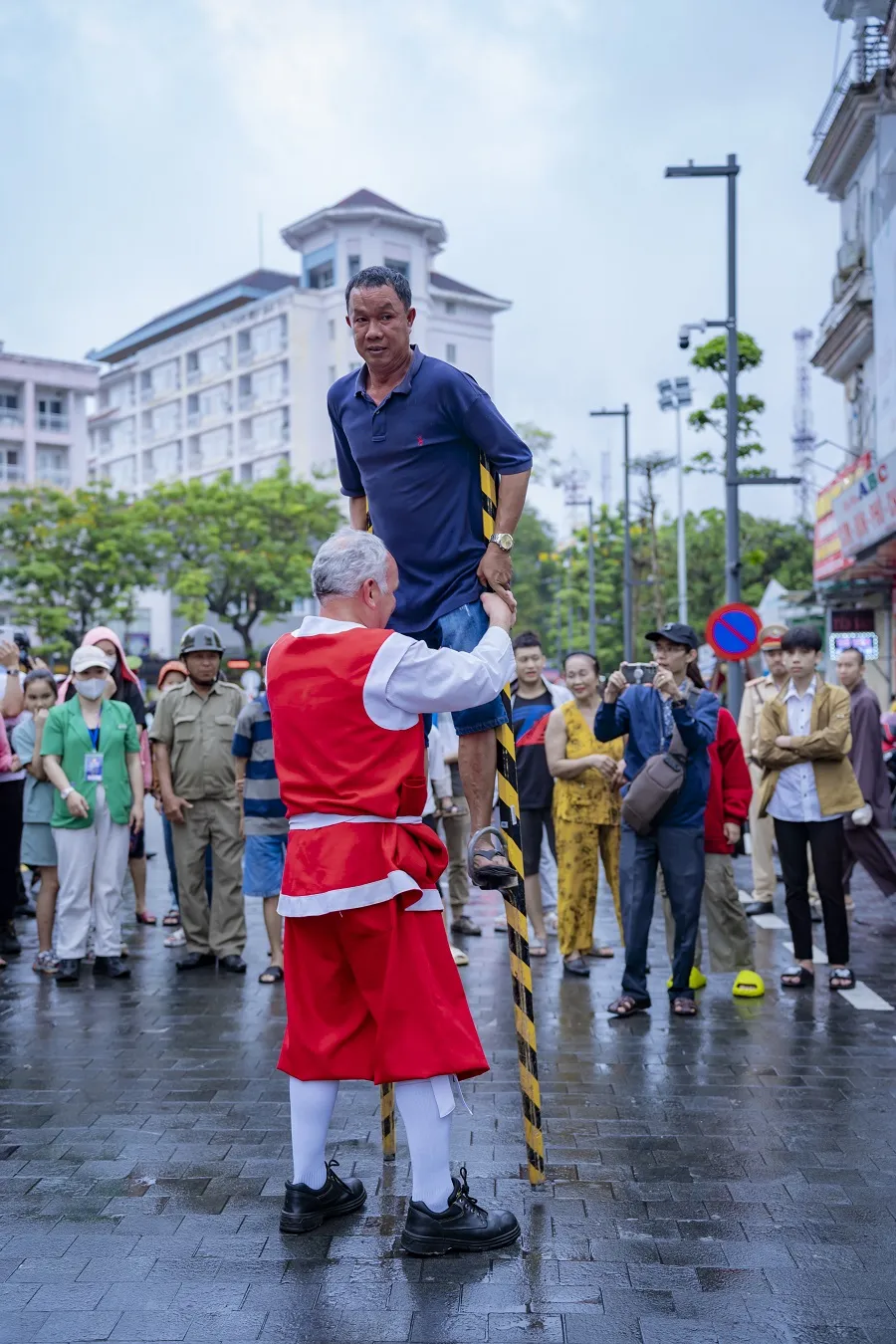 Các nghệ sĩ hướng dẫn người dân và du khách trải nghiệm loại hình nghệ thuật này ngay giữa đường phố Huế