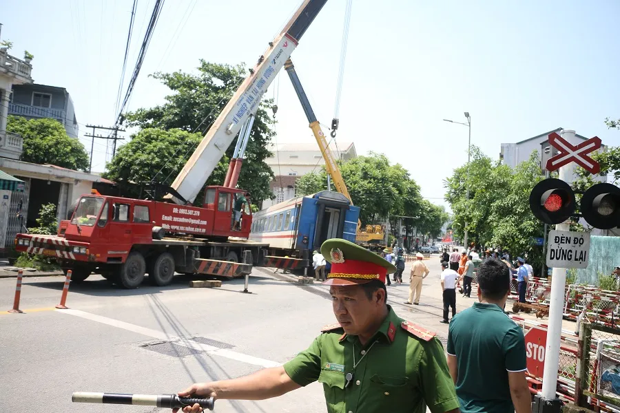 2 toa tàu SE1 bị trật bánh khỏi đường ray khi di chuyển với tốc độ chậm ảnh 8