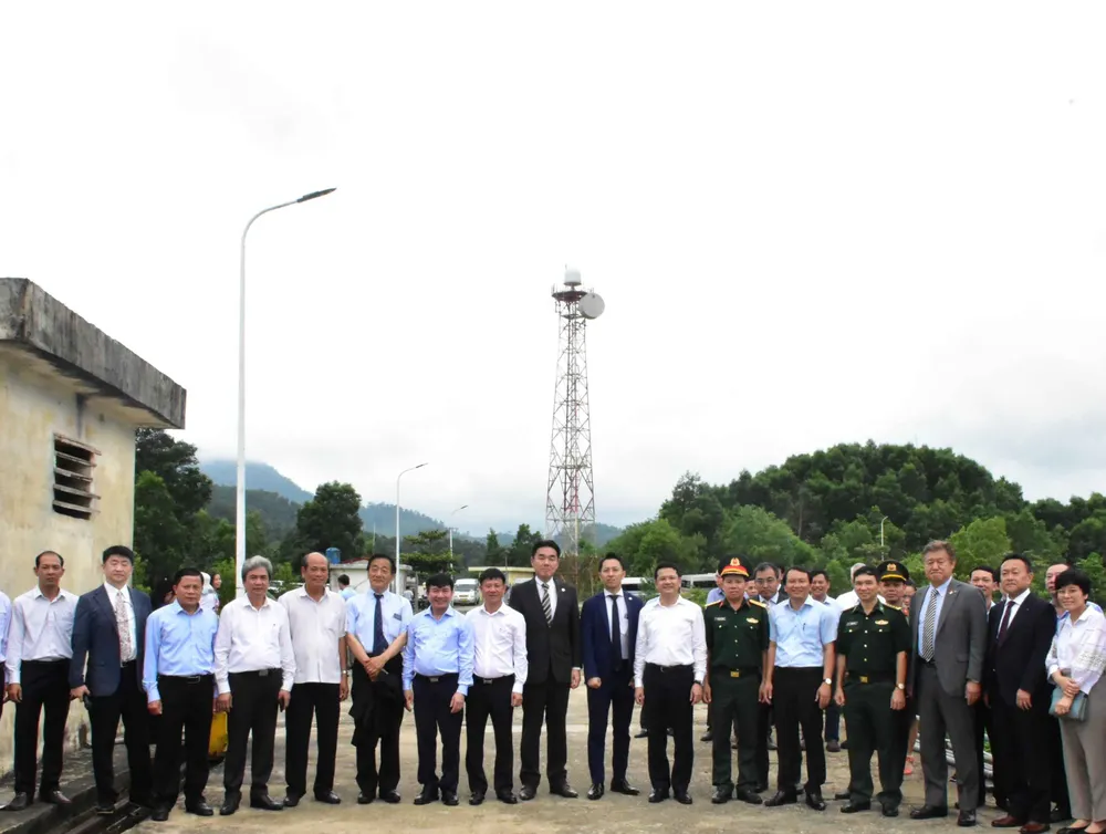 Tham quan trạm T2 tại đập thủy điện Bình Điền - một trong 31 vị trí lắp đặt các trang thiết bị của dự án