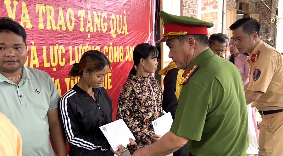 Trao quà cho những hộ gia đình khó khăn tại huyện Nam Đông, tỉnh Thừa Thiên Huế