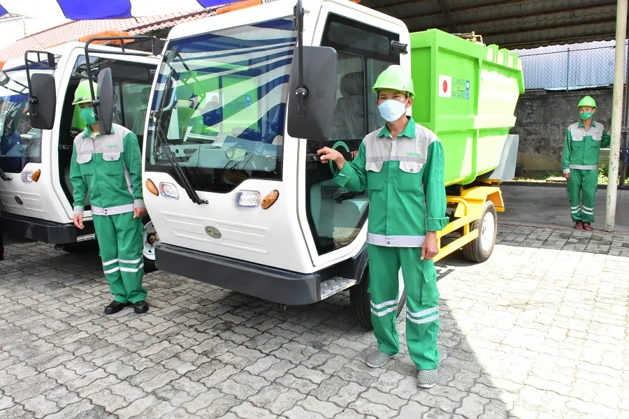 Bàn giao 6 xe tải điện 4 bánh chuyên dùng cho HEPCO để vận hành, thu gom rác thải trên địa bàn TP Huế