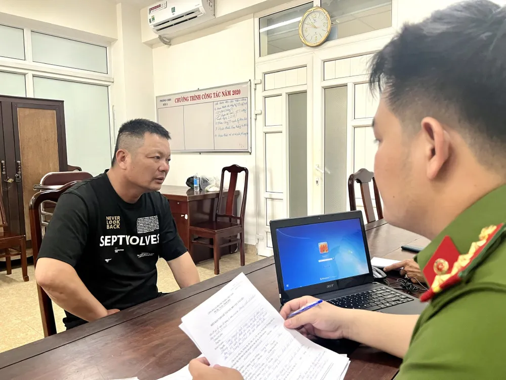 Công an đấu tranh với đối tượng Huang Linzhong