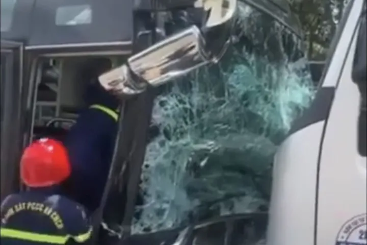 Cơ quan chức năng tiếp cận và đưa các nạn nhân đi cấp cứu tại bệnh viện Cơ quan chức năng tiếp cận và đưa các nạn nhân đi cấp cứu tại bệnh viện