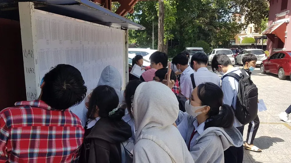 Thí sinh đội nắng đi làm thủ tục dự thi tại Huế