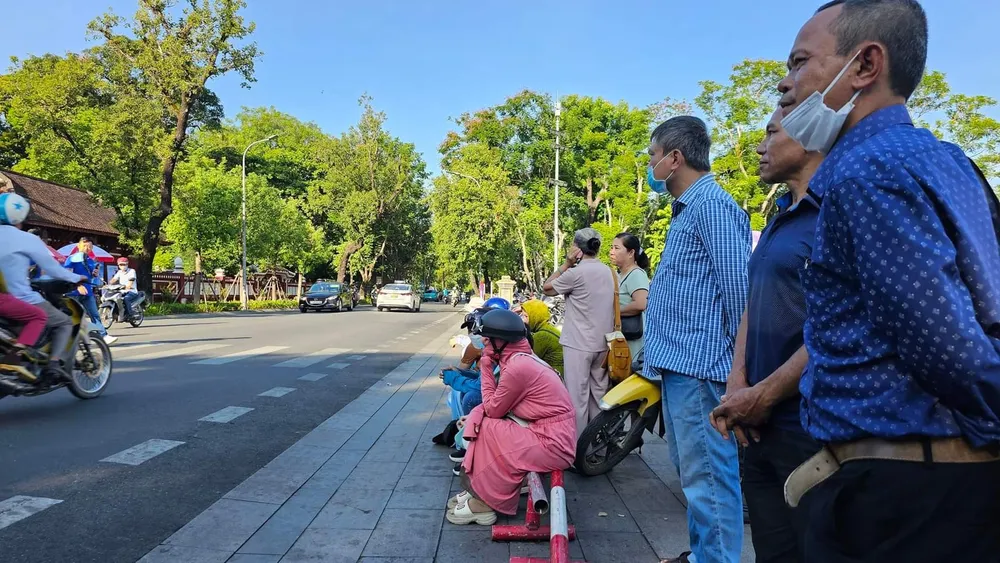 Phụ huynh chờ đợi con bên ngoài điểm thi tốt nghiệp THPT đặt tại trường THPT Hai Bà Trưng, TP Huế Phụ huynh chờ đợi con bên ngoài điểm thi tốt nghiệp THPT đặt tại trường THPT Hai Bà Trưng, TP Huế