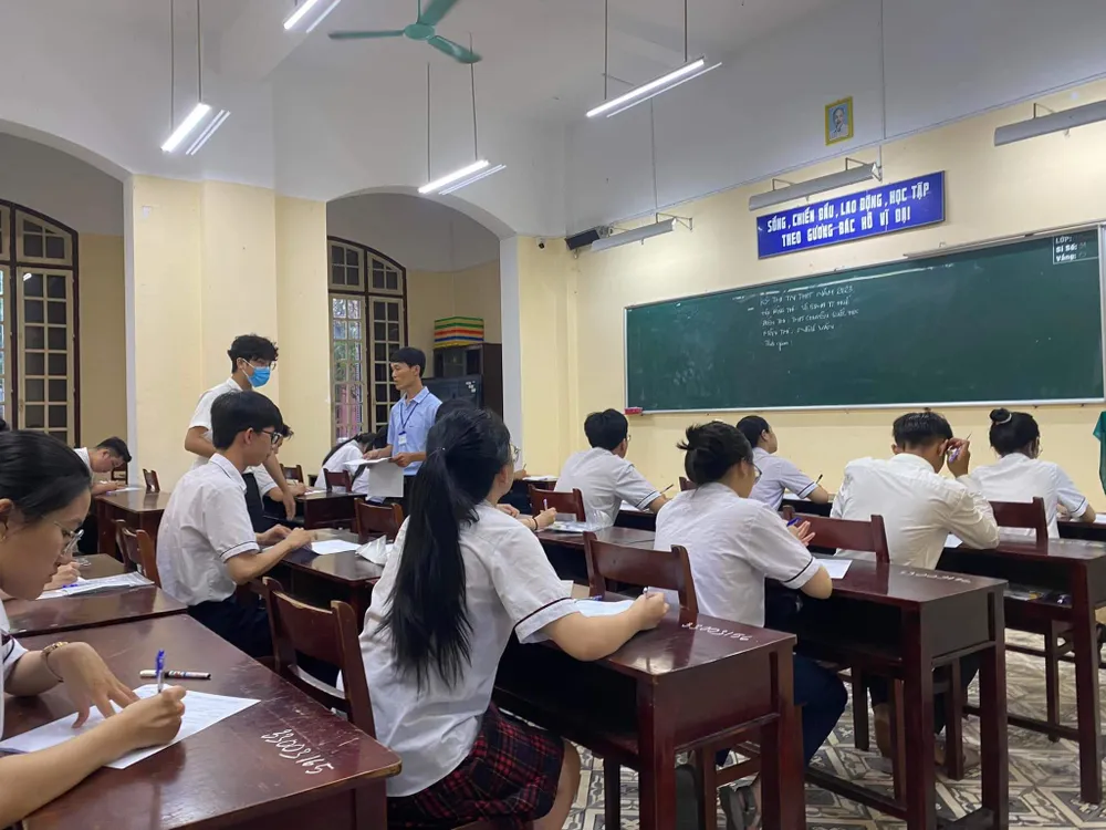 Thí sinh Thừa Thiên Huế bước vào môn thi đầu tiên tại kỳ thi tốt nghiệp THPT Thí sinh Thừa Thiên Huế bước vào môn thi đầu tiên tại kỳ thi tốt nghiệp THPT