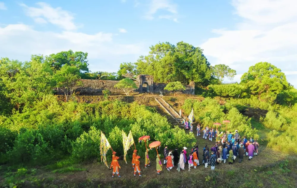 Lễ tri ân chúa Nguyễn Phúc Khoát, người có công định chế áo dài Việt Nam Lễ tri ân chúa Nguyễn Phúc Khoát, người có công định chế áo dài Việt Nam